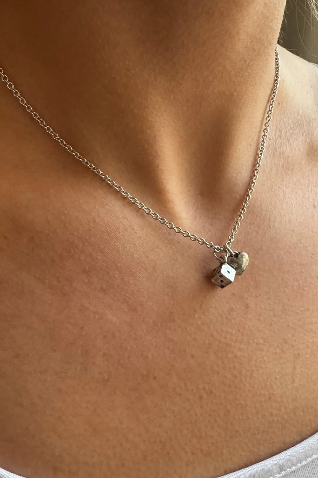 Subdued Collar corazón y dado Outlet
