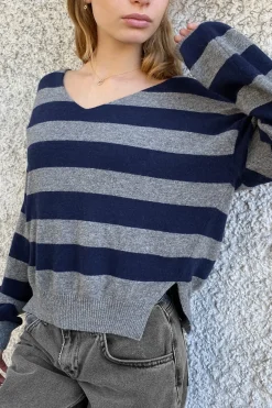 Subdued Split sweater Hot